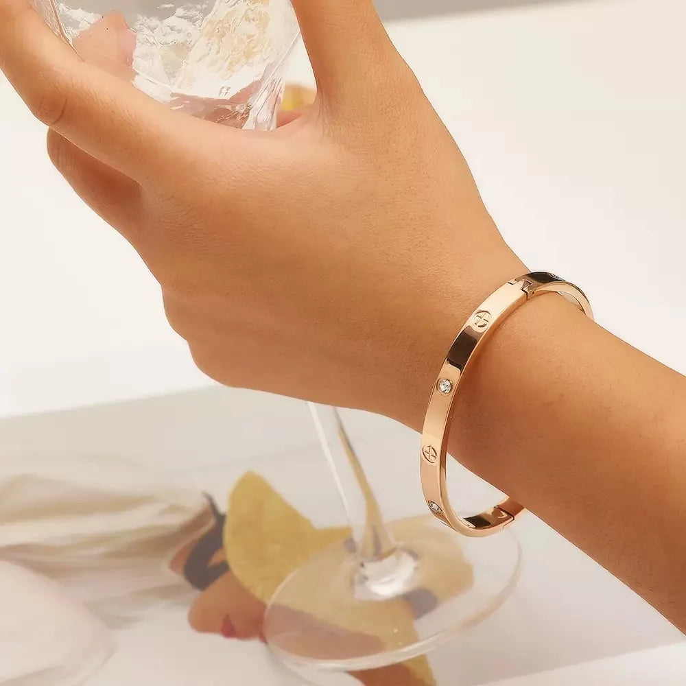 Stainless steel cross pattern bracelet